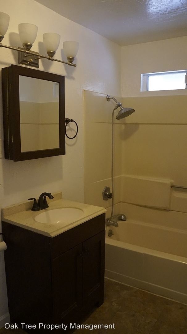 Foto del edificio - 166 N Pollasky Ave