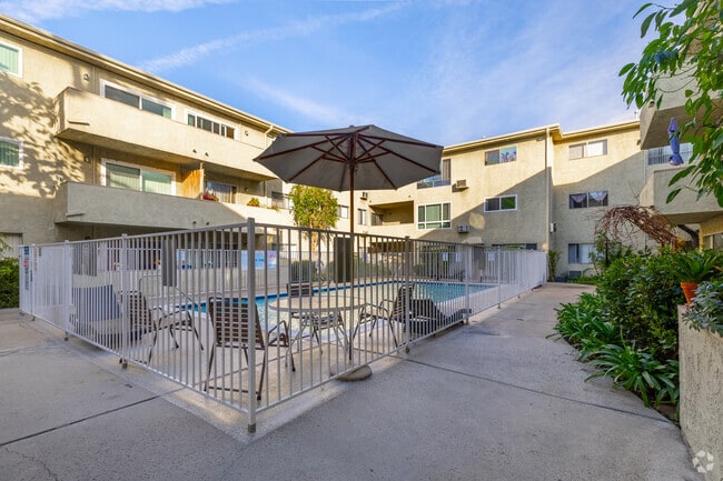 Pool - Oak Tree Apartments