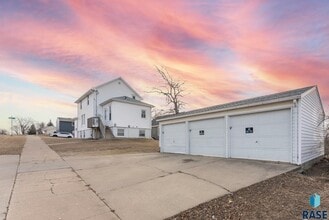 Building Photo - 1409 E Nye St