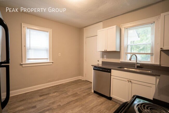 Foto del edificio - Available NOW! 3 Bedroom Duplex Located in...