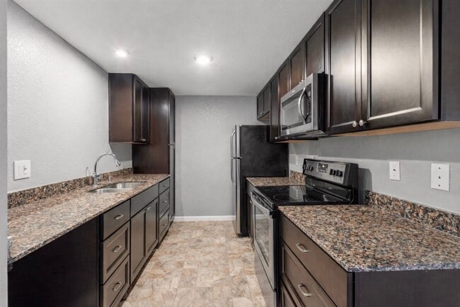 Foto del edificio - 2-Bedroom, 2-Bathroom End Unit with Covered Balcony