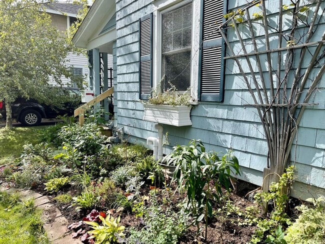 Building Photo - AVAILABLE JUNE - Beautiful 2 Bed 1 Bath Woodland Home