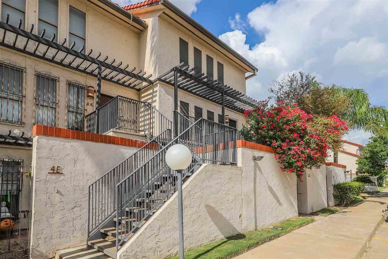 Primary Photo - 101 W Del Mar Blvd