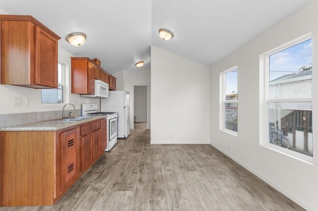 Building Photo - 1 Bed + 1 Bath HOME IN THE PLEASURE POINT ...