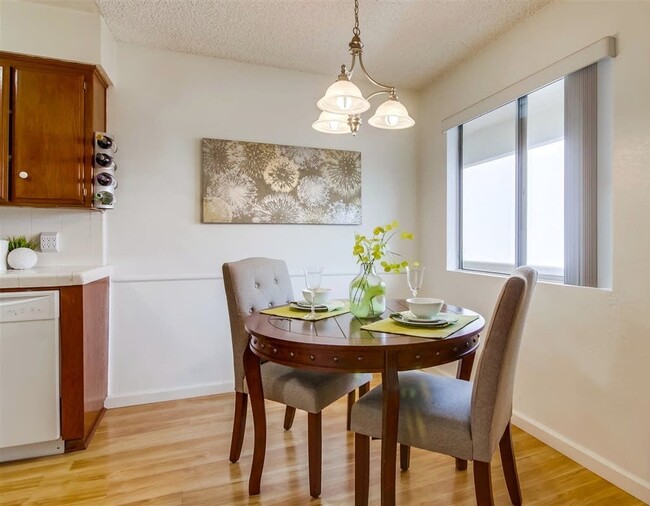 Dining area - 5015 Cape May Ave