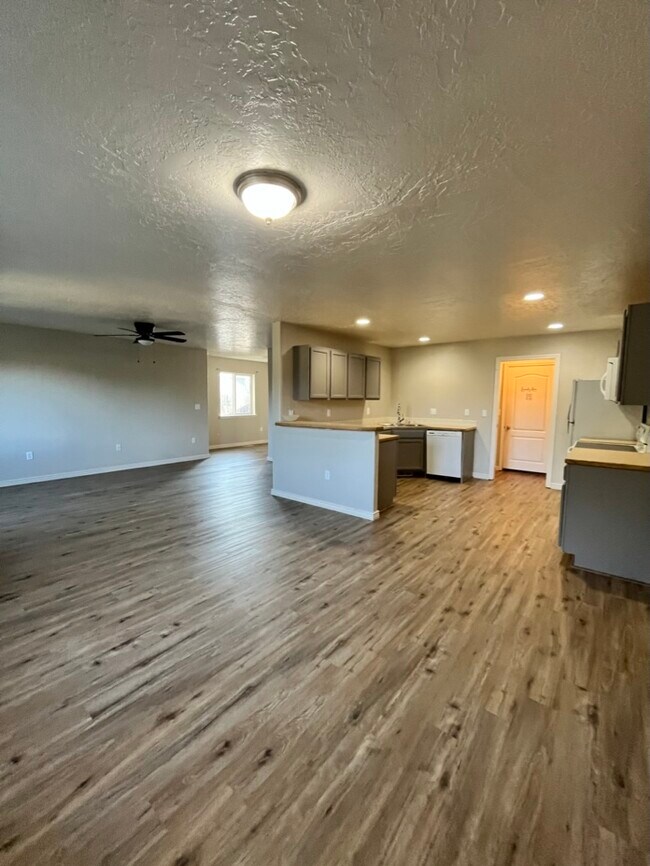 Foto del edificio - 1183 N 14th E St