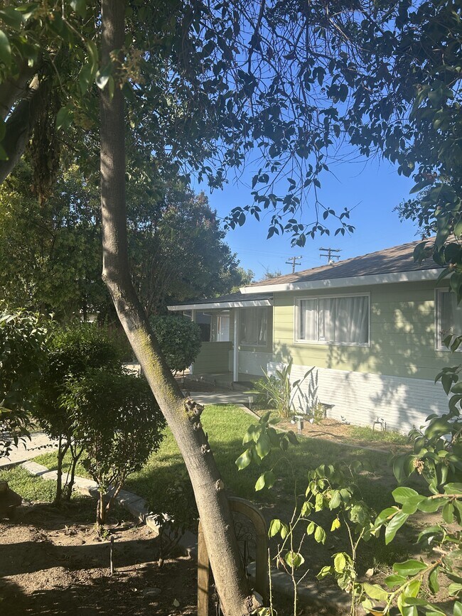 Foto del edificio - 137 Las Flores Ave