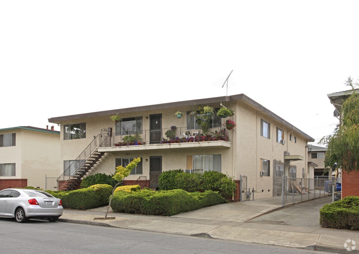 Building Photo - 690 Grand Coulee Ave