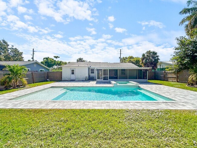 Foto del edificio - Deposit-Free Living! Stunning Sarasota Home with Pool – Minutes from Siesta Key Beach!