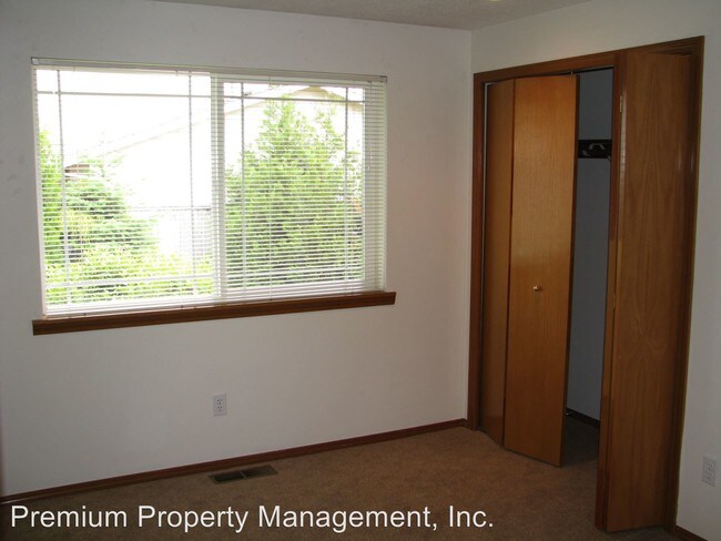 Building Photo - 5112 Skyline Village Loop S