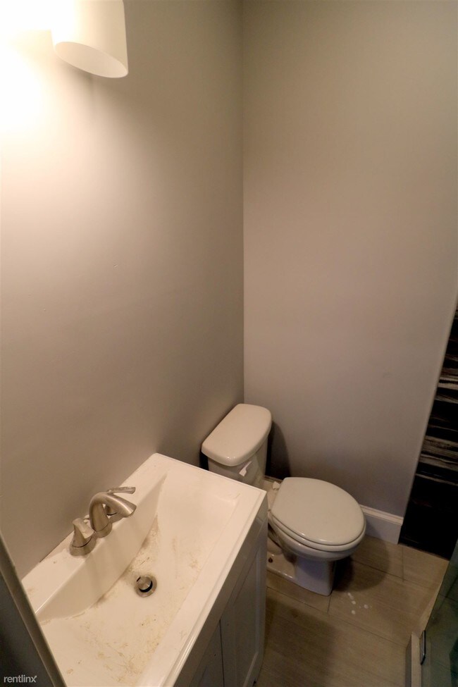 Foto del edificio - Studio, 1 bath  - 470 E 4th St Apt 3F
