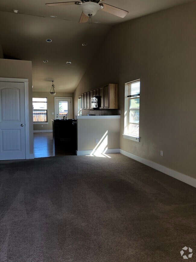 Falcon Hollow Apartments under 900 Bozeman, MT 1 Rentals