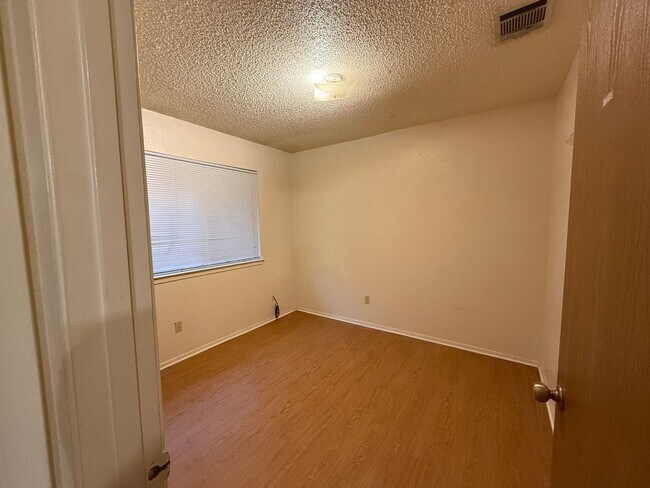 Foto del edificio - North Austin Duplex: Two Weeks FREE!!!