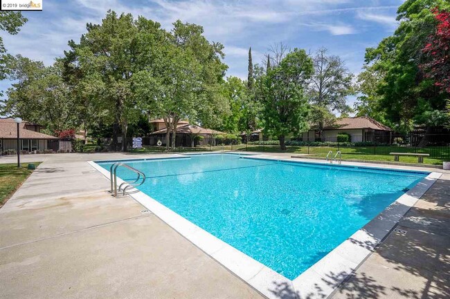 Building Photo - 5492 Roundtree Dr