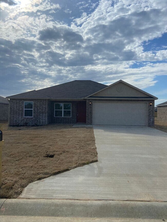 Foto del edificio - Four Bedroom | Two Bath Home in Bridlewood