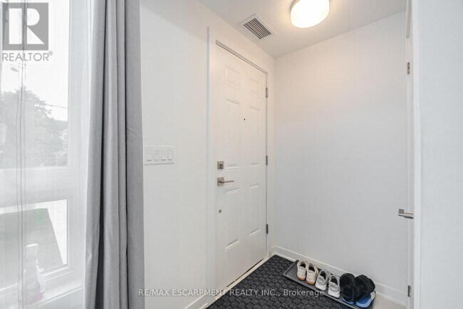 Photo du bâtiment - 4035-4035 Hickory Dr