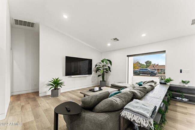 Foto del edificio - 4334 E Lewis Ave