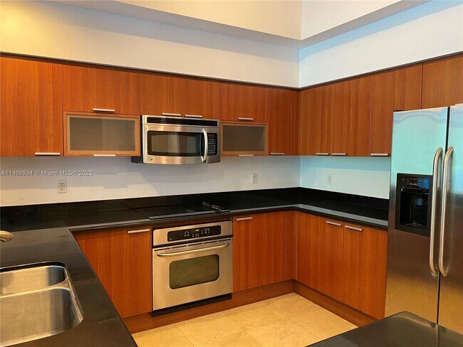 Foto del edificio - 14951 Royal Oaks Ln