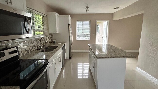 Foto del edificio - 2771 NW 11th Ct