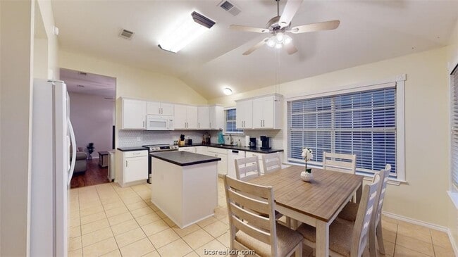 Building Photo - 810 Camellia Ct