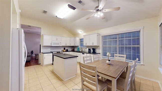 Foto del edificio - 810 Camellia Ct