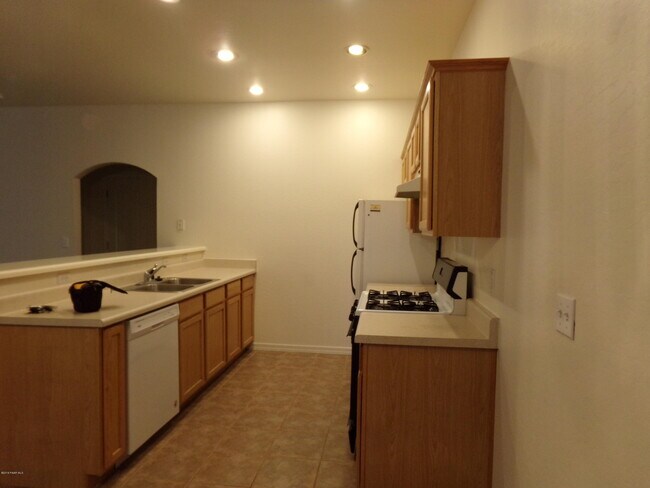 Building Photo - 9150 E Lakeshore Dr