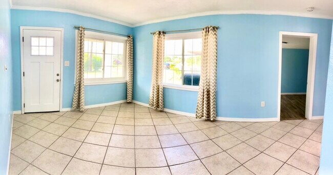 Building Photo - 305 S Lakewood Dr