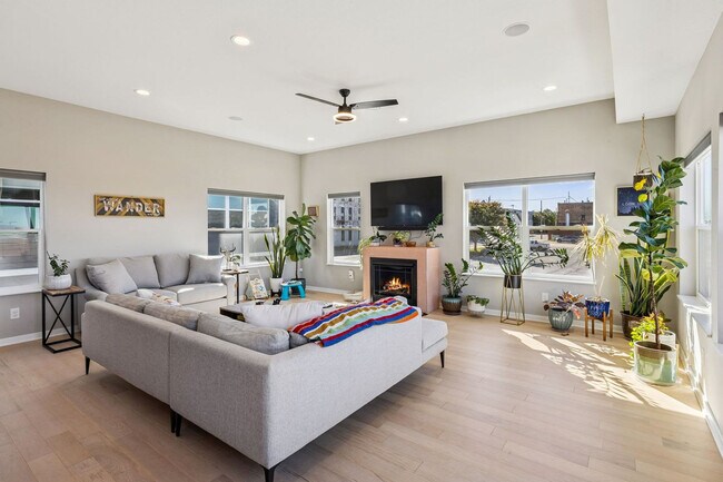 Foto del edificio - 412 W Shoreline Dr