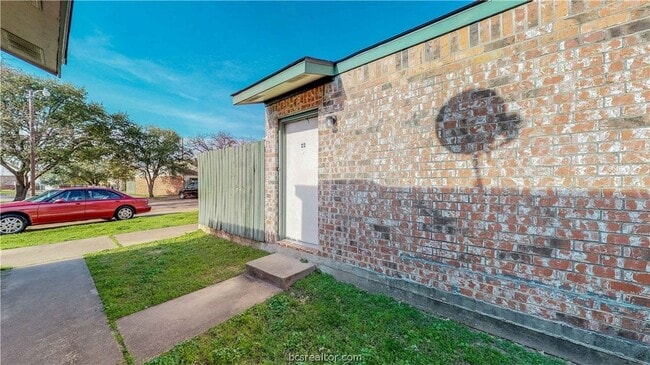 Building Photo - 725 Peppertree Dr