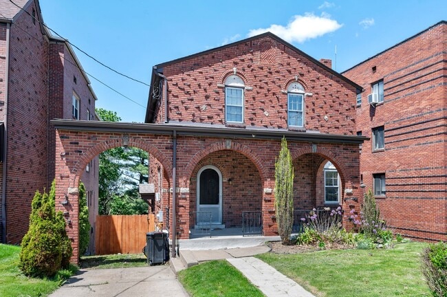 Building Photo - Spacious 4 Bed/2 Bath Home in Brentwood - Original Charm, Off-Street Parking - Available October!