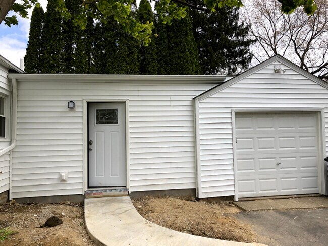 Building Photo - 1616 Wiltshire Rd