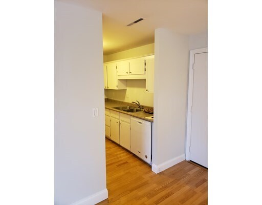 Building Photo - 6 Greenbriar Dr