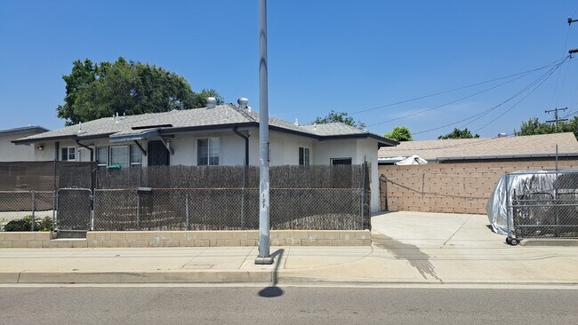 Foto del edificio - 1221 W Mission Rd