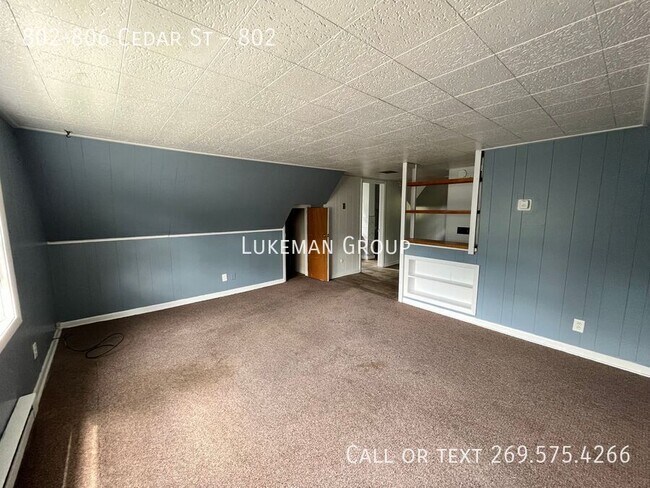 Building Photo - 802-806 Cedar St-802