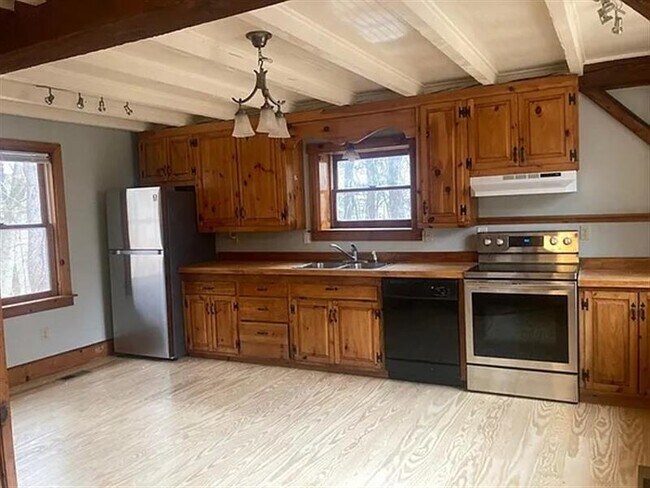 Building Photo - Newly renovated beam home