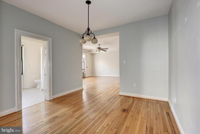 Building Photo - Spacious 1-Bedroom Apartment in the Heart ...