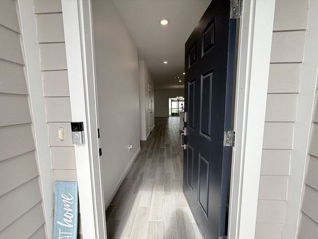 Foto del edificio - Like New Home In Highland Chase