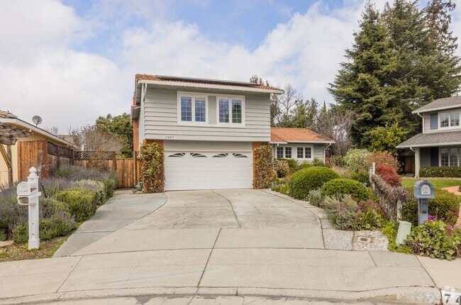 Building Photo - 1057 Iris Ave