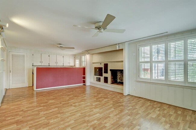 Building Photo - 1034 W 43rd St