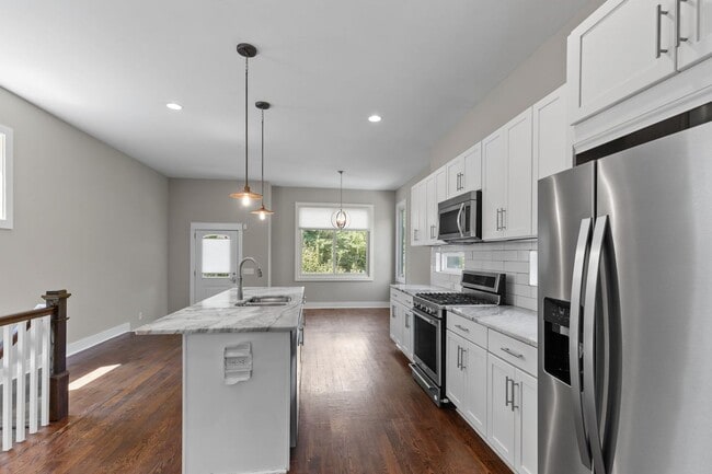 Building Photo - 4 Bedroom/ 2.5 Bath Home in East Nashville...