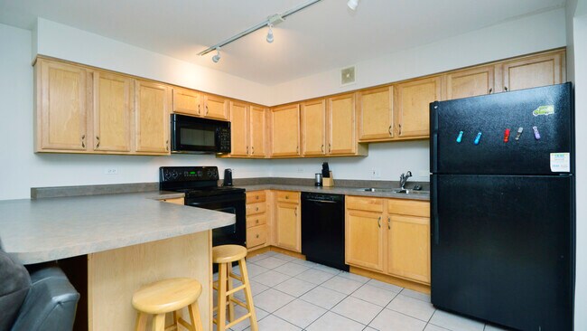 Building Photo - 5854 N Kenmore Ave