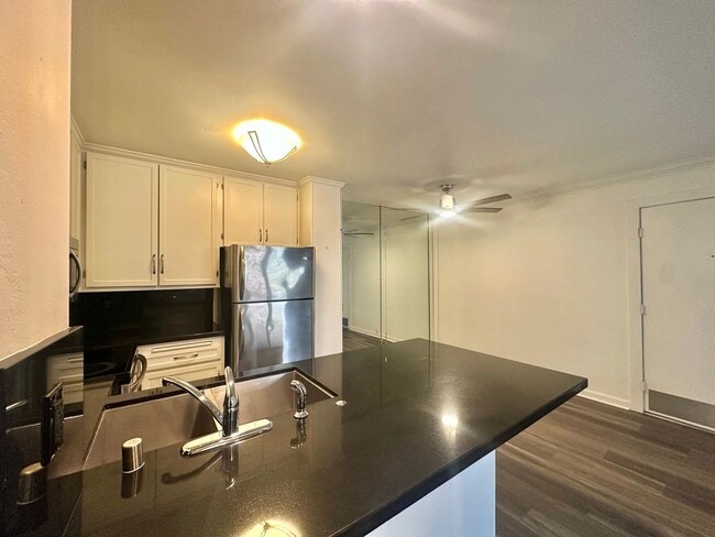 Building Photo - Newly Renovated Pacific Beach Condo Pool S...