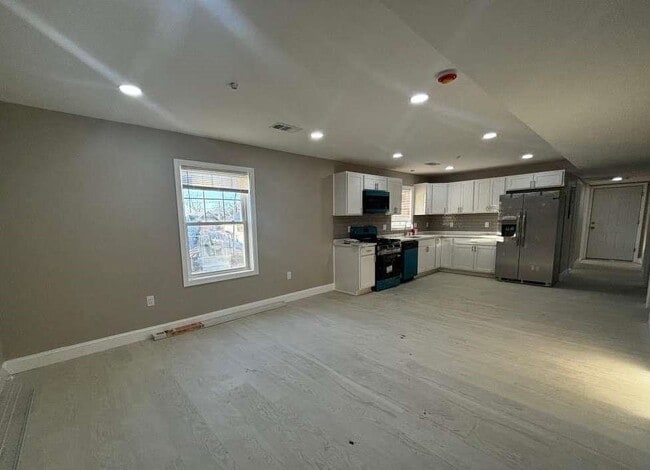 Building Photo - 375 Public St