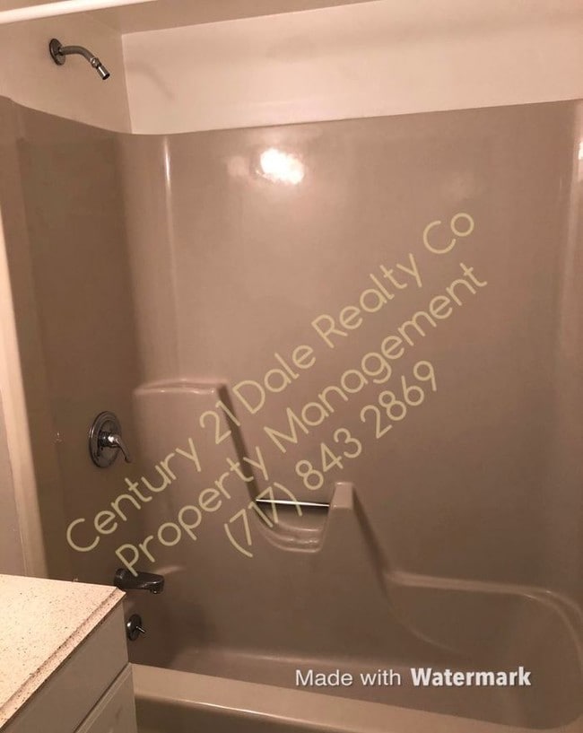 Building Photo - Beautiful 1st Floor Apartment