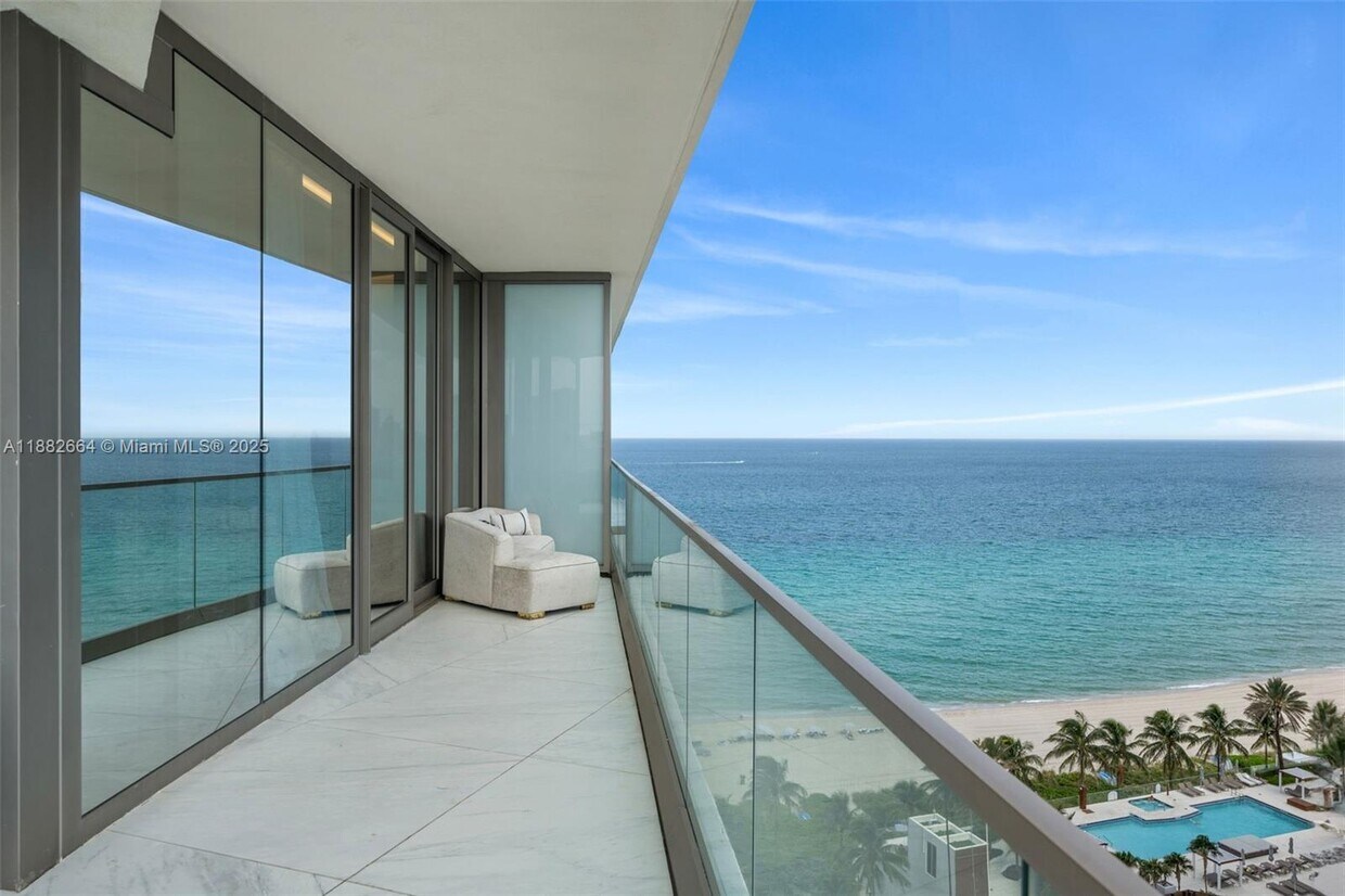 Foto principal - 18975 Collins Ave