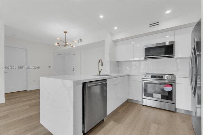 Building Photo - 1155 Brickell Bay Dr