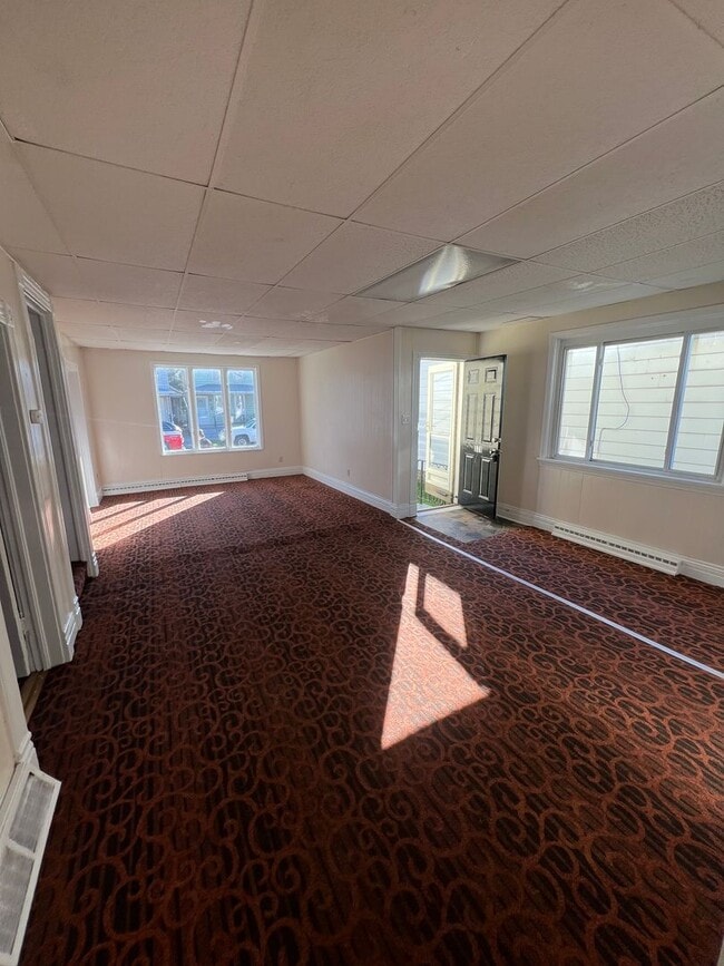 Building Photo - Large 4 Bed 1.5 Bath House