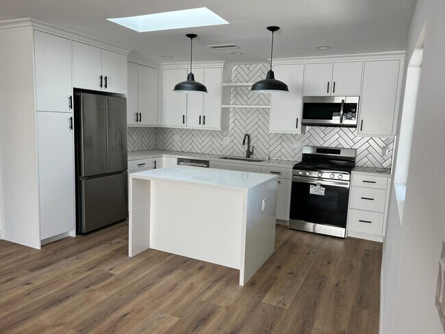 Building Photo - 6901 Variel Ave