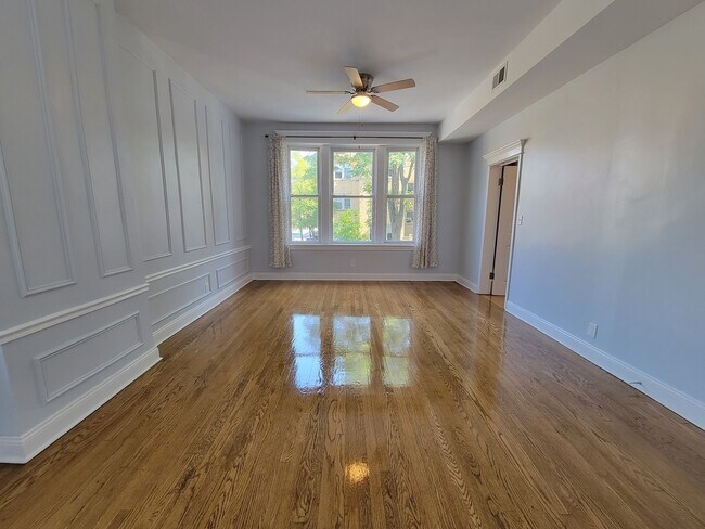 Building Photo - 4552 N Claremont Ave