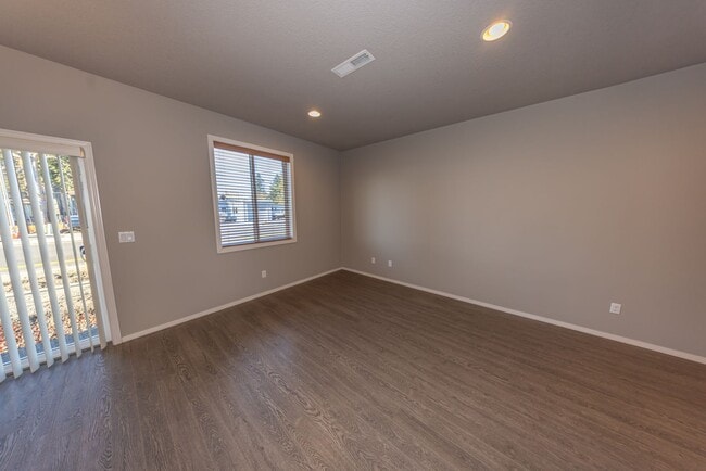 Foto del edificio - Three bedroom townhouse in Orchards.  - Built in 2016 - AC